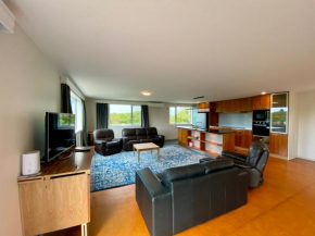 Close to Beach with Mountain Views in Puketa